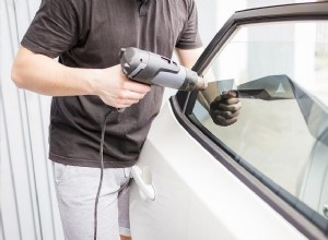 Conseils utiles pour enlever la teinte des vitres de voiture